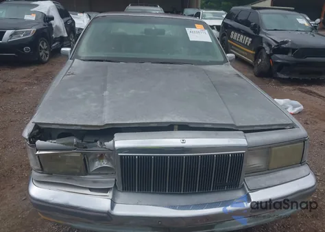 1990 Lincoln Town Car Signature z USA, uszkodzony, nr VIN 1LNLM82F2LY744198